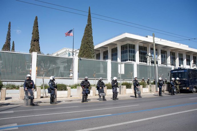 Archivo - Imagen de archivo de la Policía de Grecia en un dispositivo en Atenas.