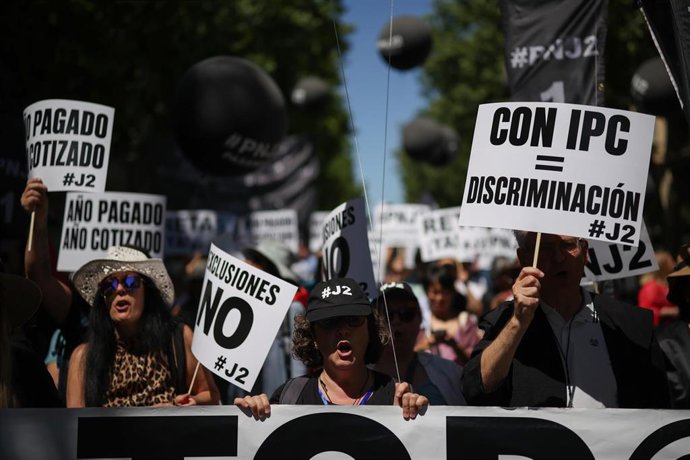 Persona porta pancarta con lema 'Con IPC = discriminación' durante una manifestación para exigir al RETA una pasarela completa.