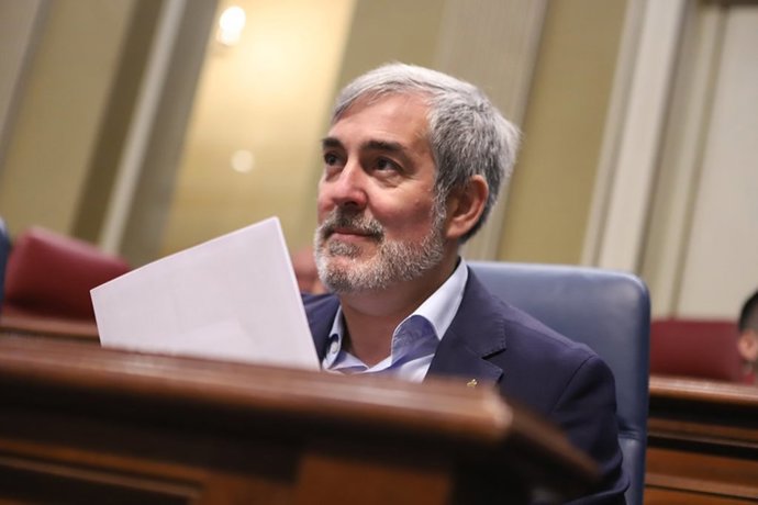 Archivo - El presidente de Canarias, Fernando Clavijo, en un Pleno del Parlamento