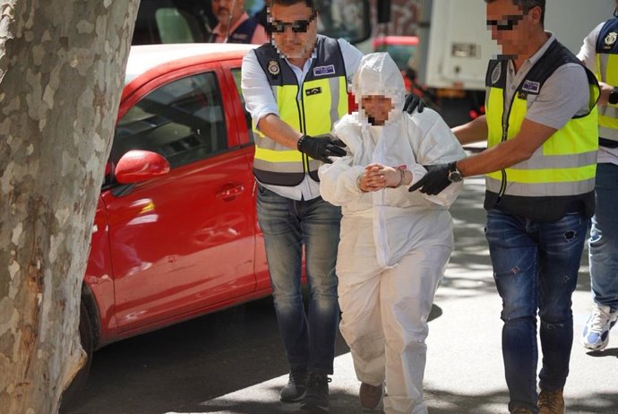 La acusada de matar a su suegra en Pere Garau acude al domicilio con la policía para reconstruir los hechos.