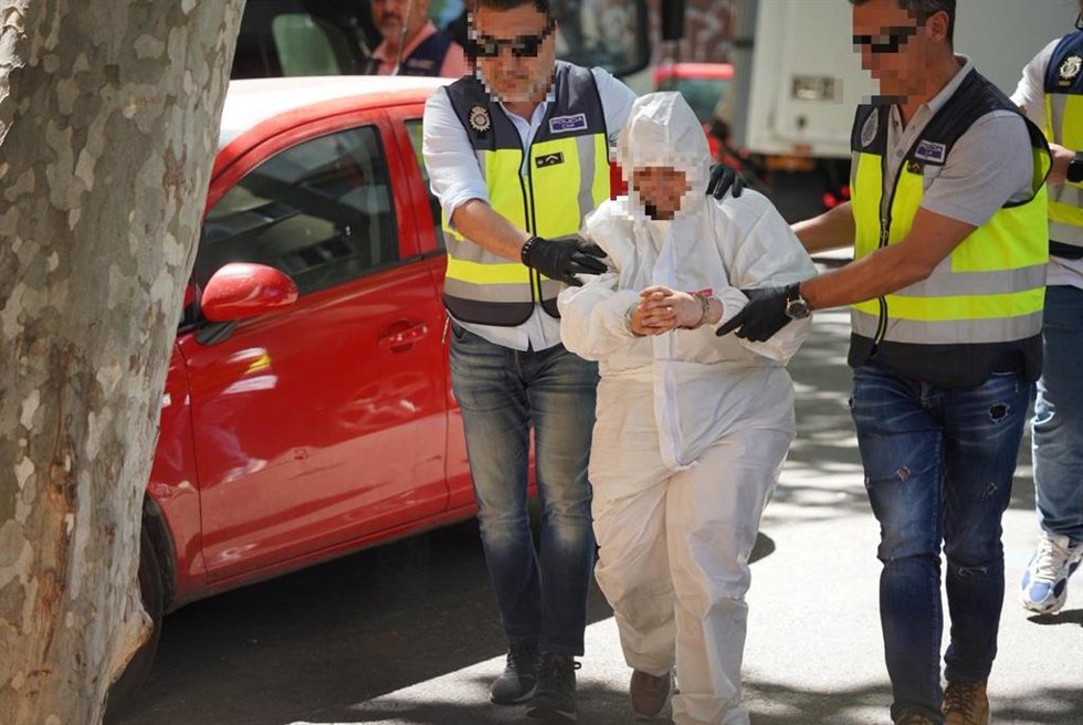 La acusada de matar a su suegra en Pere Garau acude al domicilio con la policía para reconstruir los hechos.