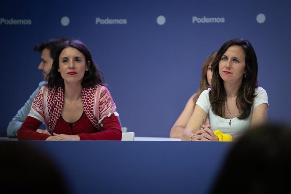 La secretaria general de Podemos, Ione Belarra (d), y la secretaria política de Podemos y eurodiputada, Irene Montero (i),  