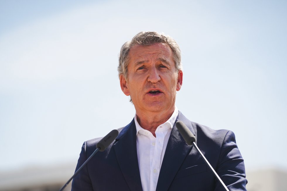 El presidente del PP, Alberto Núñez Feijóo, atiende a los medios tras visitar unas viviendas de promoción oficial en Sevilla. A 26 de mayo de 2026 en Sevilla (Andalucía, España).