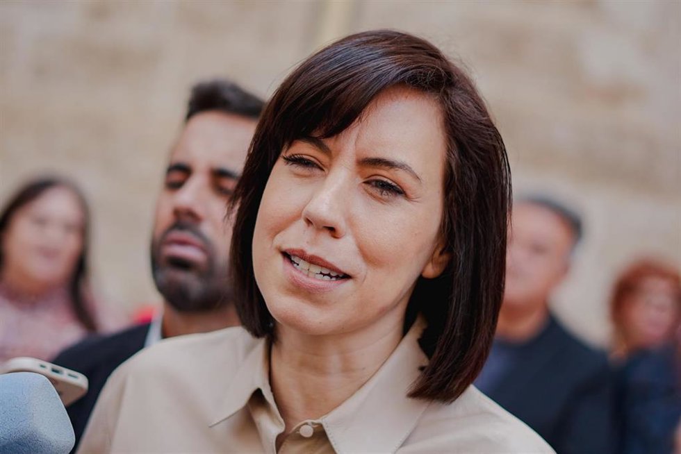 Archivo - La secretaria general del PSPV-PSOE, Diana Morant (c), en una imagen de archivo