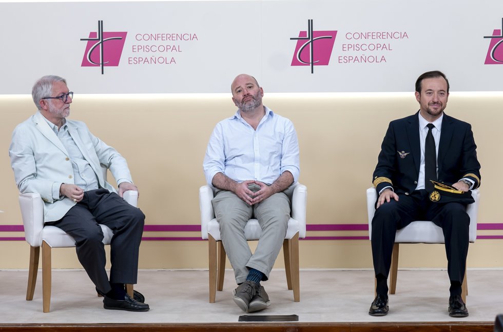 El Coordinador Nacional del Viaje Apostólico, Yago de la Cierva, el responsable de Producción Audiovisual del Viaje Apostólico,  Paco Zegers, y el Comandante de Iberia que conducirá el avión del Papa de Madrid a Barcelona, Pablo Martínez Núñez, durante 