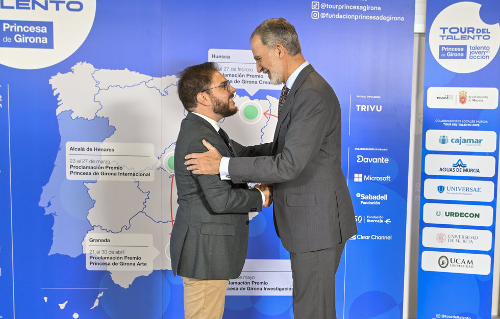 El rey Felipe VI y el condecorado con el Premio Princesa de Girona de Investigación 2026, Rafael Luque, durante el acto de proclamación del Premio Princesa de Girona "Investigación 2026", en el Auditorio y Centro de Congresos Víctor Villegas, a 26 de 