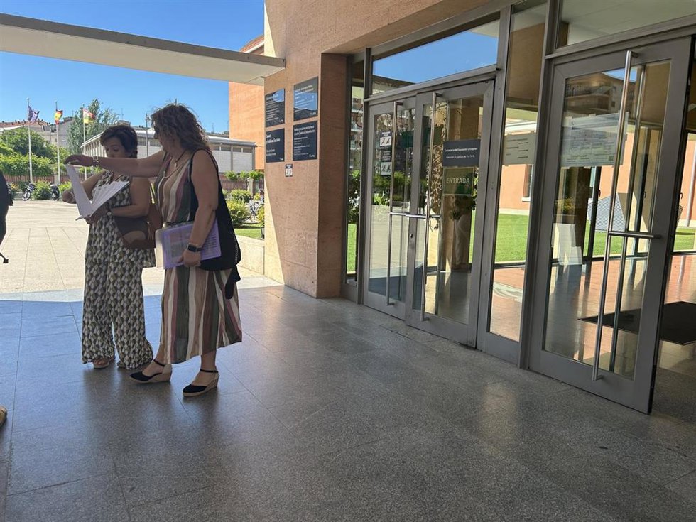 Las portavoces de Nájera Metropolitano llevan más de 2.600 firmas al Gobierno riojano