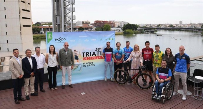 Presentación de la vigésimo novena edición del Triatlón de Sevilla.
