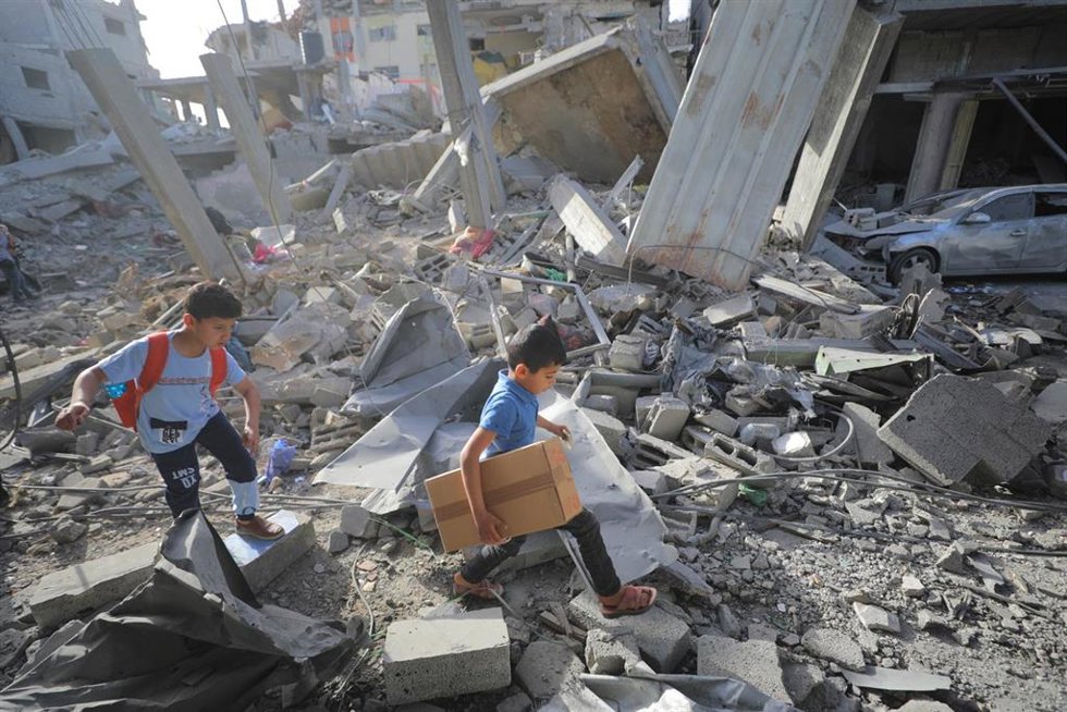 Niños en medio de la destrucción en Gaza. 
