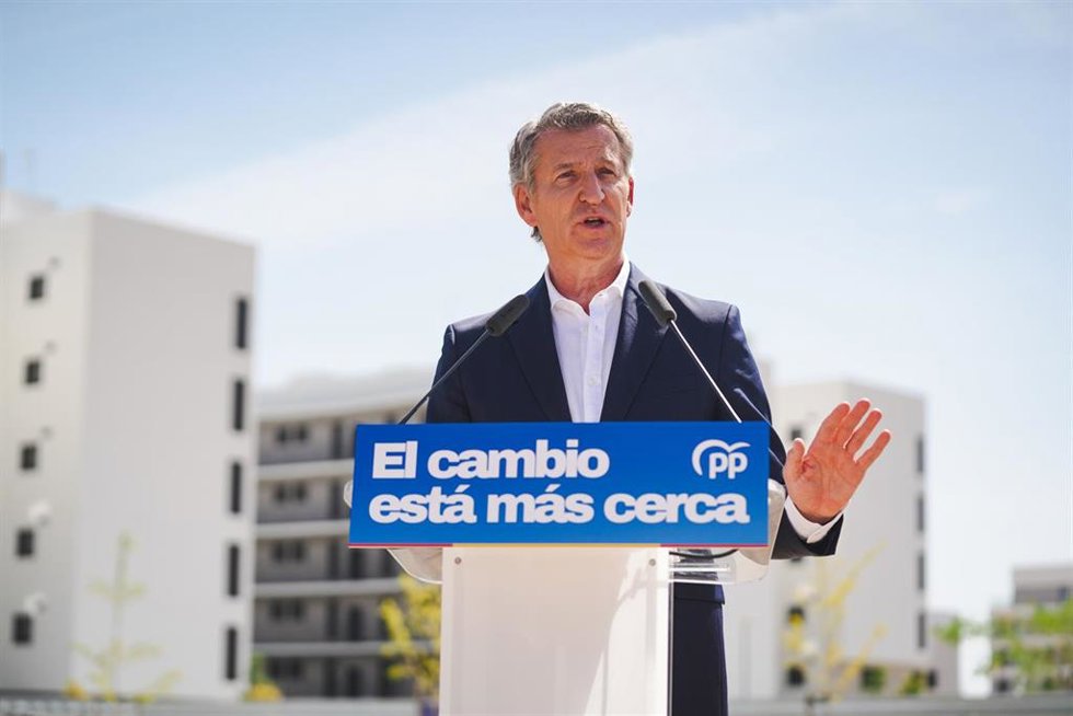 El presidente del PP, Alberto Núñez Feijóo, atiende a los medios antes de visitar unas viviendas de promoción oficial en Sevilla. A 26 de mayo de 2026 en Sevilla (Andalucía, España).