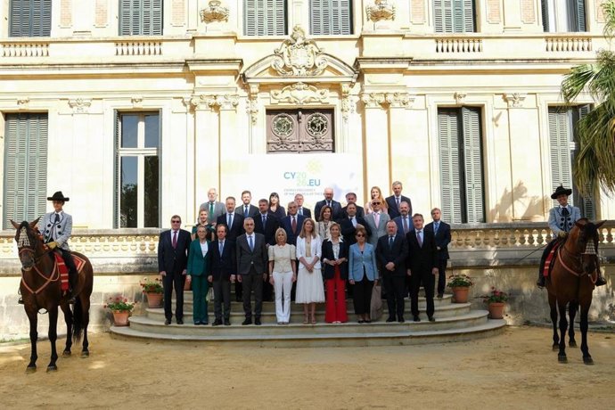 La directora general de Ordenación Turística y Hostelería de la Consejería de Turismo y Andalucía Exterior, Elena Baena, y la alcaldesa de Jerez de la Frontera, María José García-Pelayo, junto a embajadores de la UE en la Real Escuela