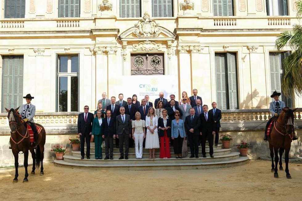 La directora general de Ordenación Turística y Hostelería de la Consejería de Turismo y Andalucía Exterior, Elena Baena, y la alcaldesa de Jerez de la Frontera, María José García-Pelayo, junto a embajadores de la UE en la Real Escuela