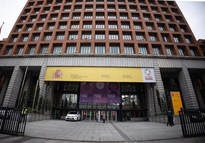 Archivo - Imagen de archivo de la fachada del Ministerio de Sanidad. 