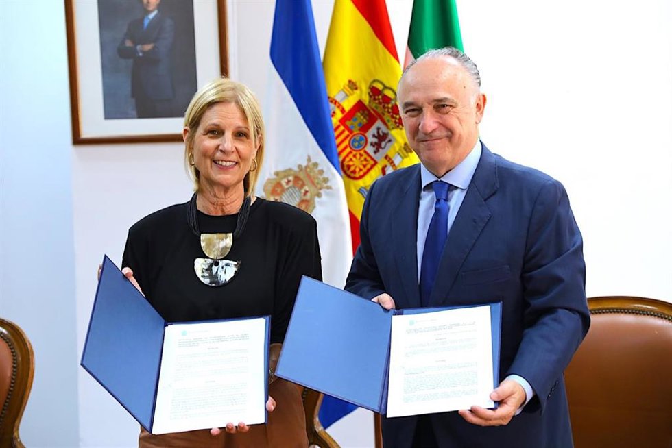 La alcaldesa de Jerez, María José García-Pelayo, y el director territorial de CaixaBank en Andalucía, Juan Ignacio Zafra.
