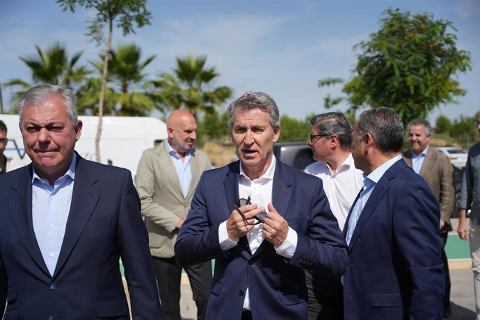 El presidente del PP, Alberto Núñez Feijóo, en el centro, visita junto al alcalde de Sevilla, José Luis Sanz, a su derecha, una promoción de viviendas de promoción oficial en Palmas Altas. 