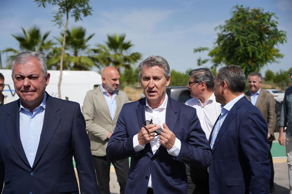 El presidente del PP, Alberto Núñez Feijóo, en el centro, visita junto al alcalde de Sevilla, José Luis Sanz, a su derecha, una promoción de viviendas de promoción oficial en Palmas Altas.
