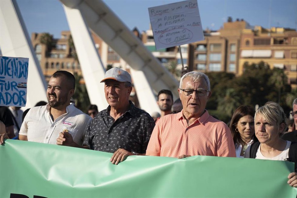 Archivo - Joan Ribó y Joan Baldoví, durante una manifestación
