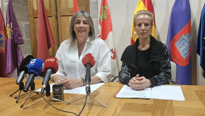 La teniente de alcalde de Servicios Sociales del Consistorio abulense, Paloma del Nogal, y la responsable de animación comunitaria del Ayuntamiento, Elvira Galán, presentan los talleres de animación sociocomunitaria.