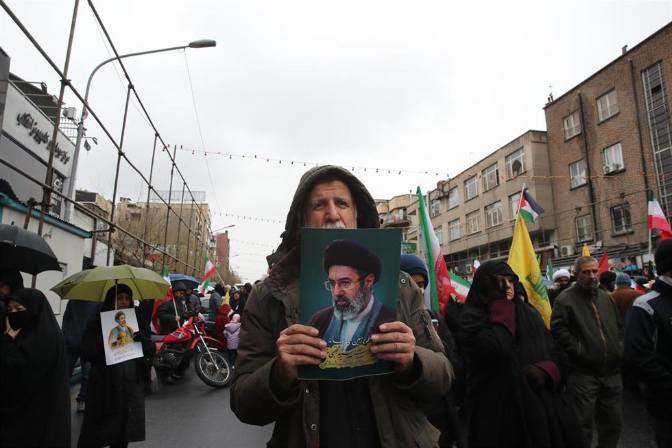 Archivo - Un hombre en la capital de Irán, Teherán, con un retrato del nuevo líder supremo iraní, el ayatolá Mojtaba Jamenei (archivo)