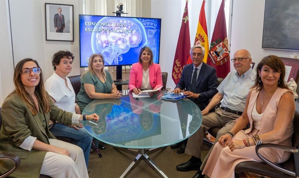 Firma de la escritura de cesión gratuita de una parcela municipal a la Asociación de Esclerosis Múltiple