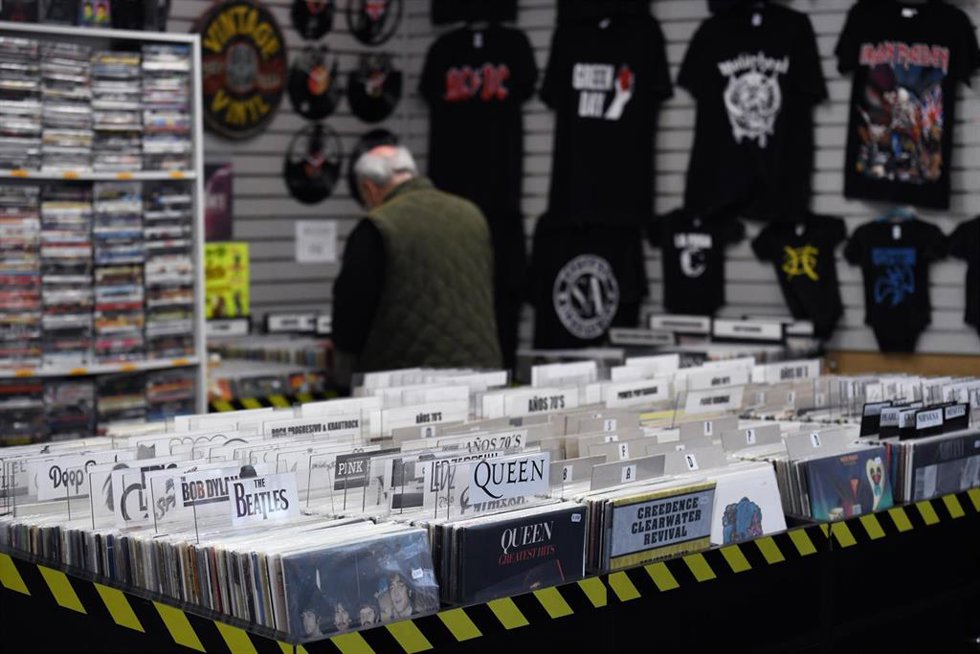 Archivo - Un hombre ojea vinilos en una tienda. Foto de archivo.