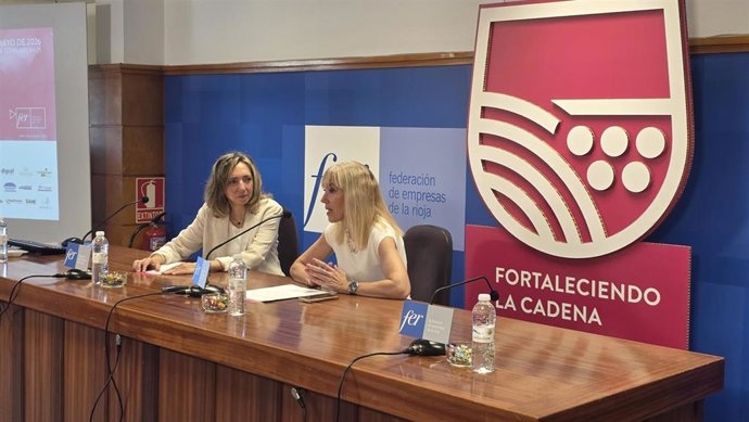 La presidenta de AUX, Elena Ceca, y la secretaria general de la asociación, Sheila Argáiz