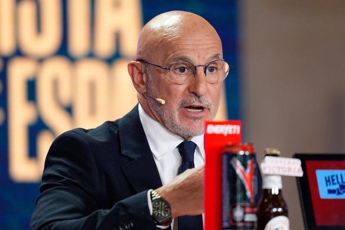 Luis de la Fuente, técnico da seleção espanhola, participa de uma coletiva de imprensa para anunciar a lista de convocados para a Copa do Mundo de 2026 no Edifício Telefónica, em 25 de maio de 2026, em Madri, Espanha.