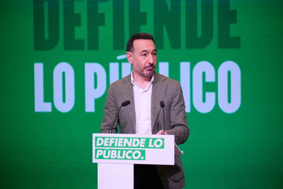 El secretario de Comunicación del PSOE-A, Fernando López Gil, en rueda de prensa en la sede del partido en Sevilla.