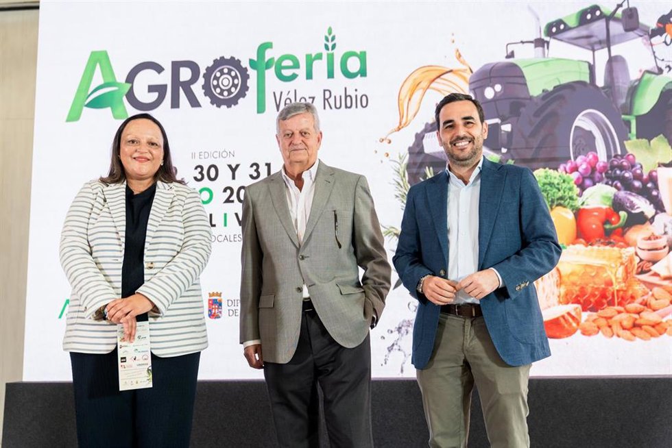 La concejala Concepción Pérez, el alcalde de Vélez-Rubio (Almería), Miguel Martínez-Carlón, y el diputado provincial Carlos Sánchez, durante la presentación de la II Agroferia.