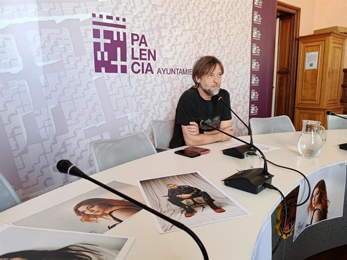 El concejal de Identidad Cultural, Francisco Fernández, durante la presentación de los conciertos.
