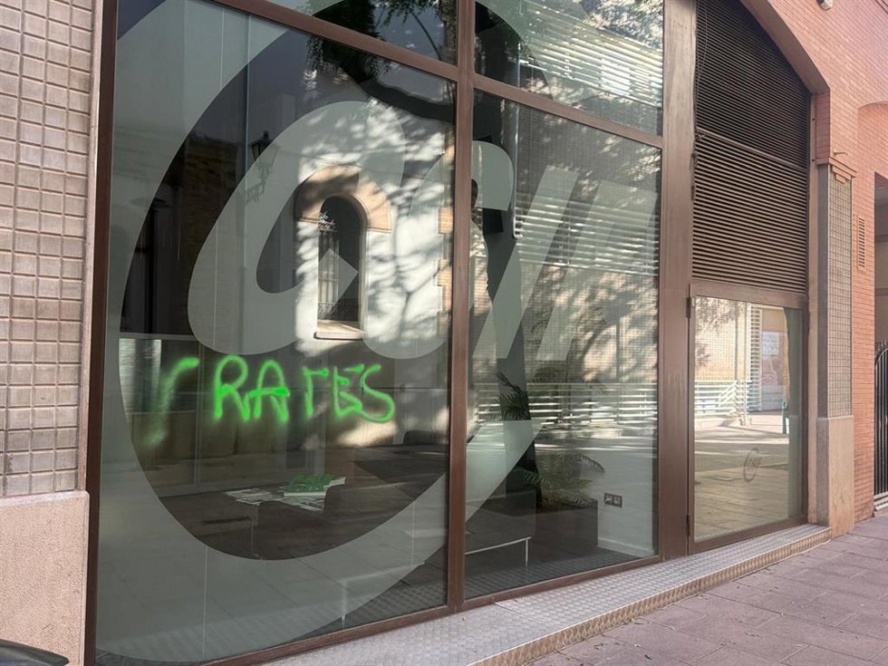 CSIF denuncia pintadas contra su sede en Castelló tras firmar el acuerdo retributivo con Educación