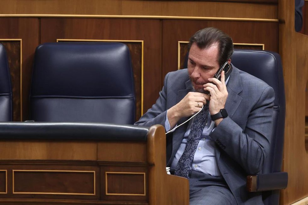 Archivo - El ministro de Transportes y Movilidad Sostenible, Óscar Puente, durante una sesión de control al Gobierno, en el Congreso, a 25 de marzo de 2026, en Madrid (España). 