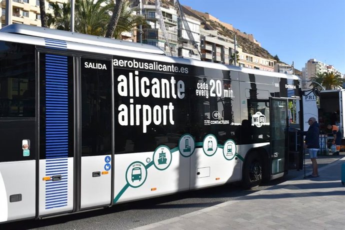 Imatge d'arxiu d'un autobús entre Alacant i l'aeroport d'Alacant-Elx Miguel Hernández