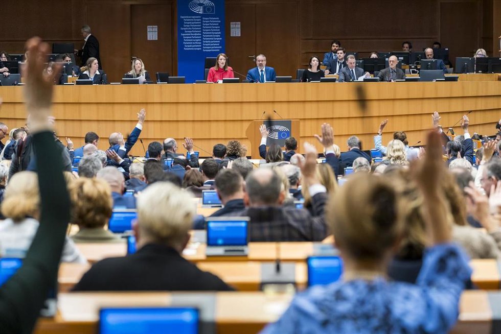 Archivo - Votación en sesión plenaria del Parlamento Europeo celebrada en Bruselas.