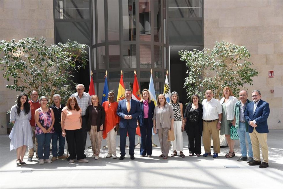 González Gago recibe a una docena de emigrantes llegada a CyL gracias al Programa Añoranza.