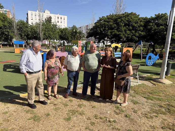 La viceportavoz socialista, Begoña Medina, en el Parque de Huelin, junto a vecinos de la zona y las directivas de la asociaciones de vecinos Torrijos y de mayores de Huelin.
