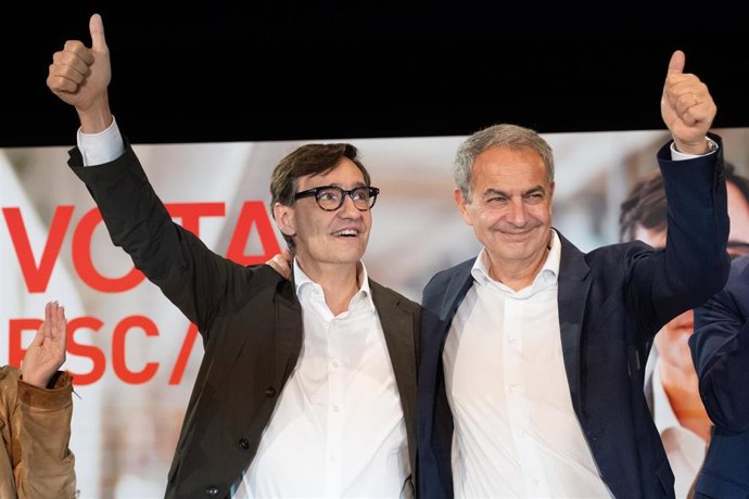 Archivo - El expresidente del Gobierno José Luis Rodríguez Zapatero (d) y el presidente de la Generalitat Salvador Illa (i)