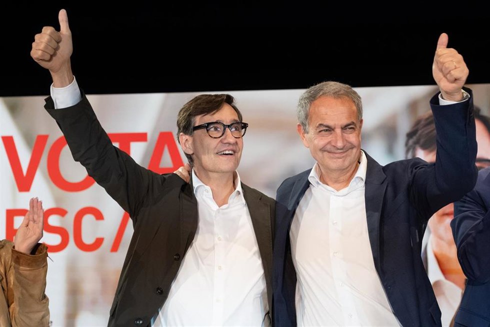 Archivo - El expresidente del Gobierno José Luis Rodríguez Zapatero (d) y el presidente de la Generalitat Salvador Illa (i)