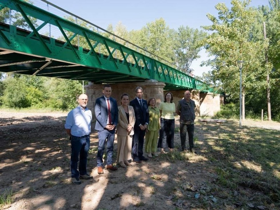 El presidente del Gobierno de La Rioja, Gonzalo Capelláns, inaugura el rehabilitado puente metálico de Alberite ‘Príncipe Pio Alfonso’