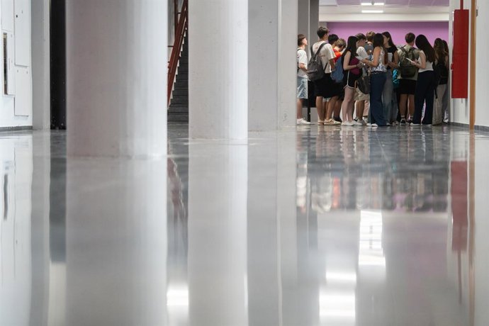 Archivo -  Alumnes durant la primera jornada de selectivitat 2025 a València. ARXIU. 