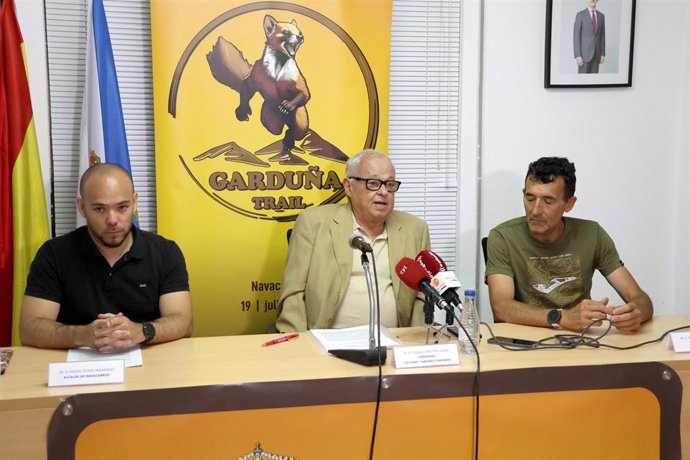 El Consejero Gonzalo Santonja (C), Junto Al Alcalde De Navacarros, Miguel Flores (I), Y El Director Deportivo De La Carrera, Miguel Heras (D), En La Presentación De La 'Garduña Trail'.