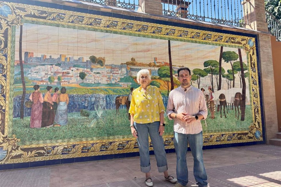 Imagen de los delegados de Monumento Natural, Medioambiente y Sostenibilidad, Luisa Campos y de Cultura, Patrimonio y Museo, Christopher Rivas, en una visita a las obras del Parque Blas Infante de Alcalá de Guadaíra.