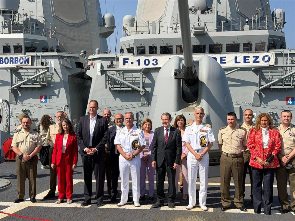 Imagen de las autoridades encima de uno de los buques.