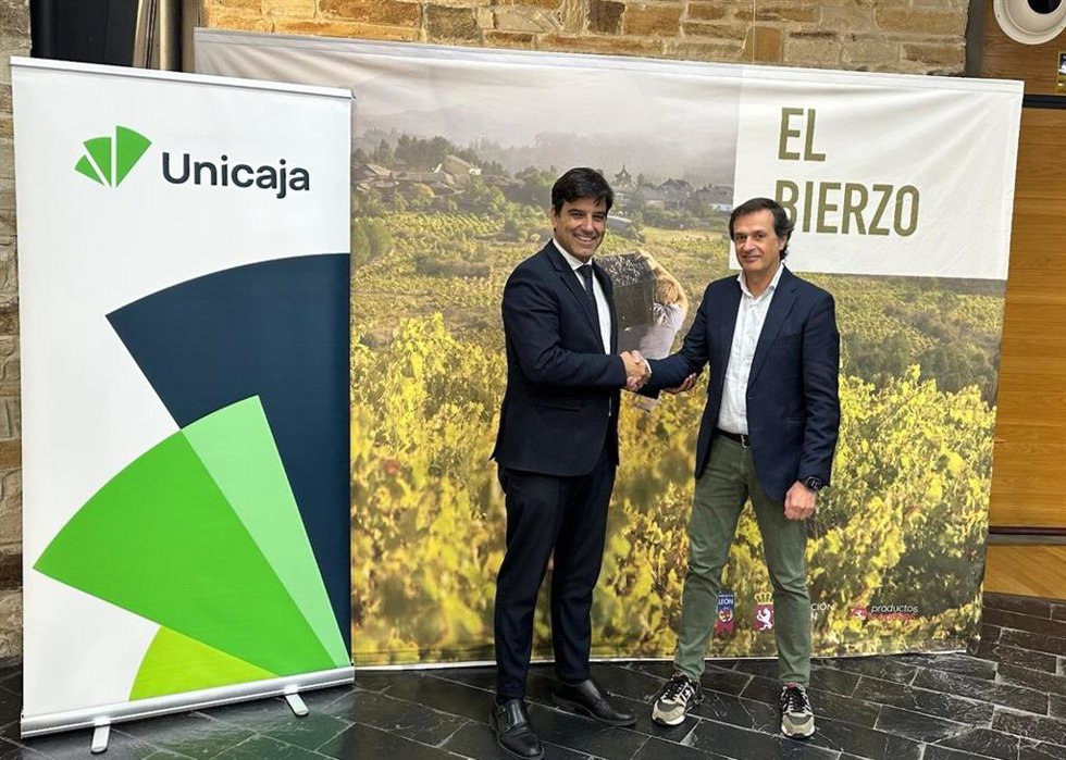 El director territorial de Noroeste de Unicaja, Manuel Rubio, y el presidente del Consejo Regulador de la DO Bierzo, Adelino Pérez.
