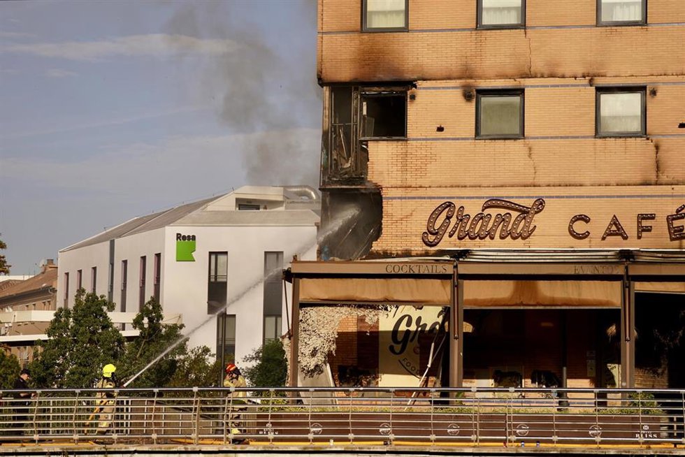 Efectivos de Bomberos de Málaga trabajan en la extinción de un incendio ocurrido en un hotel de la capital. 