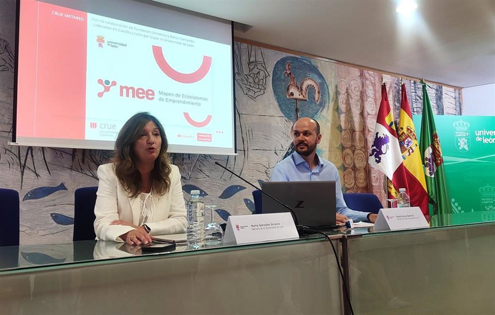 La rectora de la ULE, Nuria González (izquierda), y el el director de Emprendimiento, Daniel Alonso, en la presentación de la herramienta de mapeo.