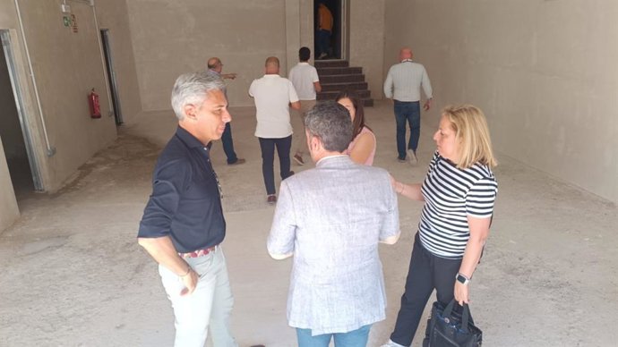 El delegado de Infraestructuras, Sostenibilidad y Agricultura de la Diputación, Andrés Lorite (izda.), en su visita al antiguo matadero de Pedro Abad.