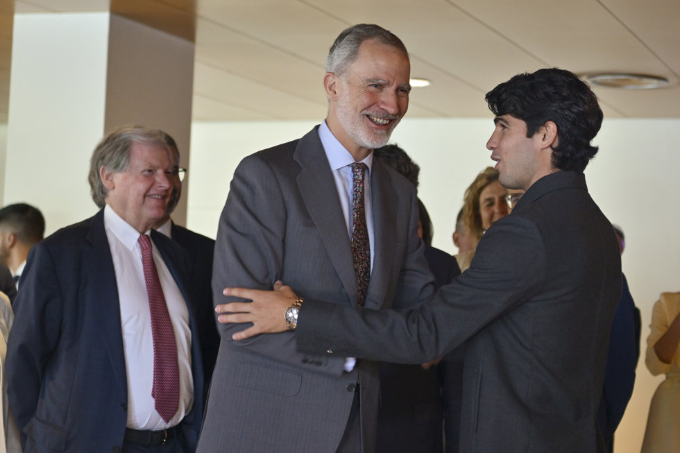 El Rey Felipe VI a su llegada al acto de proclamación del Premio Princesa de Girona "Investigación 2026", saluda a Carlos Alcaraz