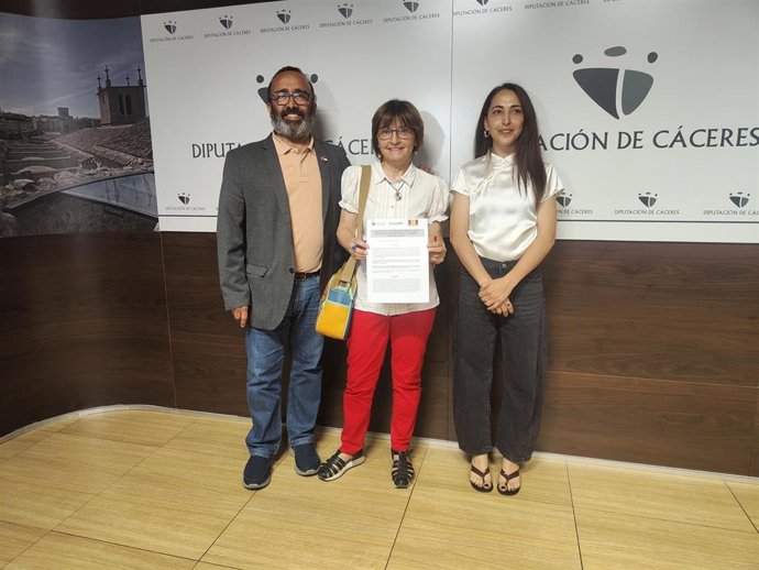 El presidente de la Diputación Provincial de Cáceres Miguel Ángel Morales, junto con  la presidenta de Amececa, María Jesús Criado y  la antropóloga forense de la Sociedad de Ciencias Aranzadi, María Fortuna