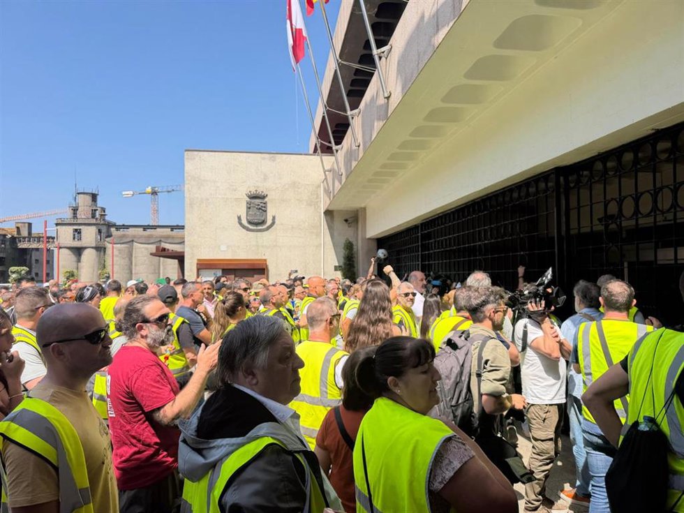 Imagen de la protesta de este martes ante las puertas del Ayuntamiento.